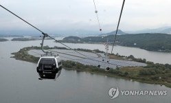 호수 가르는 춘천 삼악산 케이블카