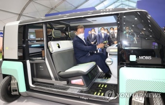 수소 산업 관련 전시 관람하는 문재인 대통령
