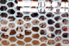 축사 벽에 둘러진 철조망