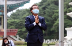 팔공산 동화사 찾아 합장한 홍준표