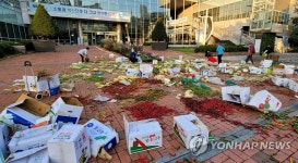마포농수산물시장 상인, 시장폐쇄 명령에 농산물 버리며 항의