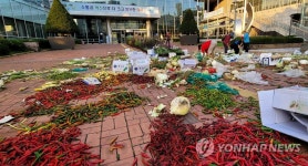 마포농수산물시장 상인, 시장폐쇄 명령에 농산물 버리며 항의