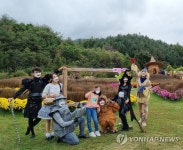 마법사들과 기념촬영하는 어린이