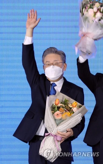 꽃다발 들고 인사하는 이재명 대선 후보