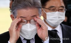 안경 고쳐쓰는 이재명