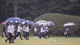 양궁장 우산행렬