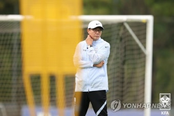 훈련 지켜보는 황선홍 U-23 대표팀 감독
