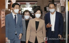 민주당 비공개 당무위원회의 참석하는 의원들