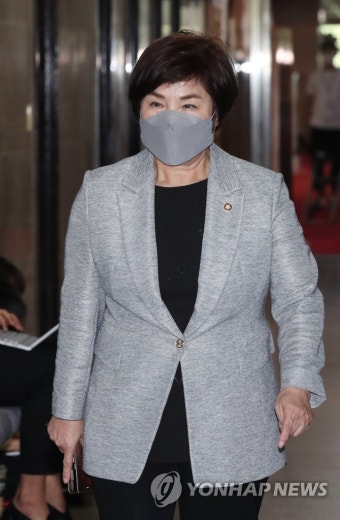 비공개 당무위원회의 참석하는 민주당 전혜숙 최고위원