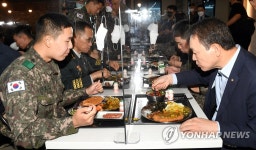 식판부터 맛없는 메뉴까지 싹 바꿨다…육군 병영식당 가보니