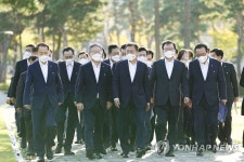 기념촬영위해 이동하는 문재인 대통령