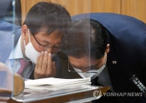 송석준 의원과 대화 나누는 이헌승 국토교통위원장