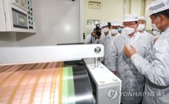 반도체 부품 제조 업체 현장 둘러보는 김부겸 총리