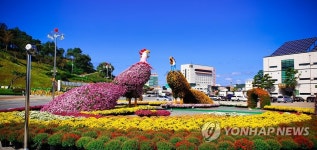 금산인삼관 광장의 봉황 한 쌍