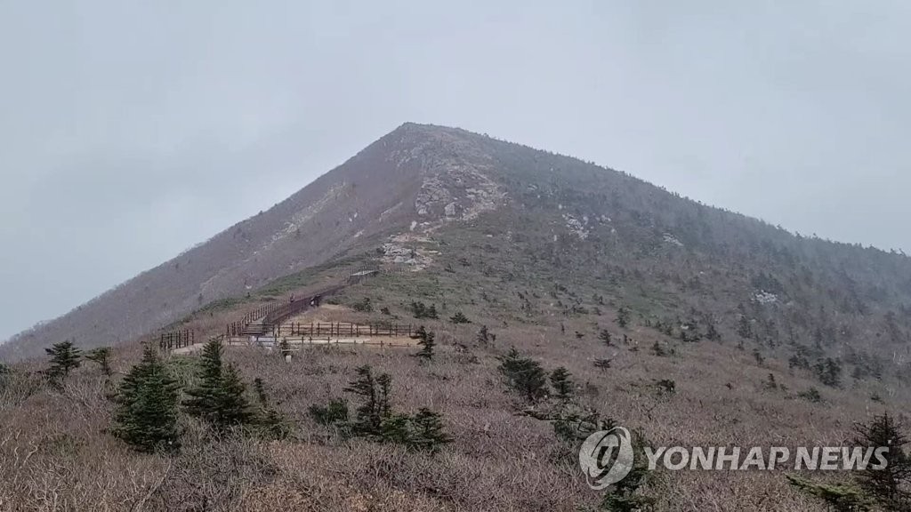 올해의 올가을, 설악산이 겨울을 예고하는 첫눈을 맞았다