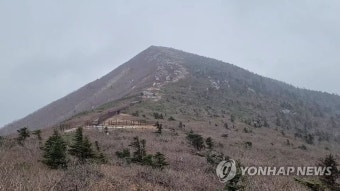 올해의 올가을, 설악산이 겨울을 예고하는 첫눈을 맞았다