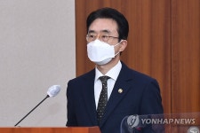 업무보고하는 이강섭 법제처장