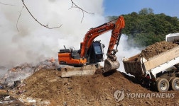 매립지중기모터스 | 횡성 야외 쓰레기매립장서 불…굴착기 동원 진화