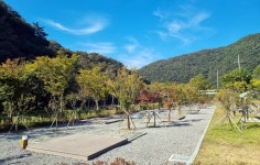 부여 외산 수리바위 캠핑정원 개장…데크 19면·야외극장 갖춰