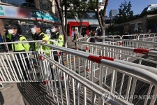 집회 앞두고 서울시청역 주변에 설치된 펜스