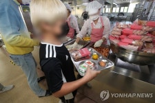 간편식 점심 받는 학생들