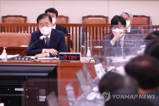 답변하는 정의용 외교부 장관