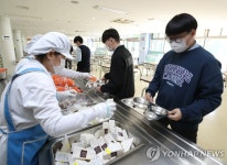 총파업에 학교 급식 차질…간편식 급식 받는 학생들