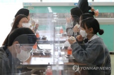 간편식 급식하는 중학생들