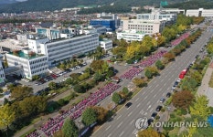 학비노조, 경남교육청 앞 대규모 집회
