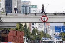 광주 수창초교 앞 육교 철거 작업 시작