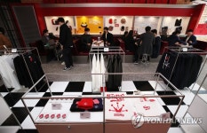 금성오락실 카페와 굿즈