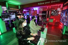 올레드 TV로 꾸며진 금성오락실
