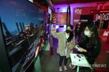 올레드 TV로 꾸며진 금성오락실