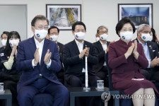누리호 발사 참관하는 문재인 대통령