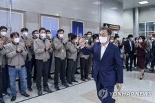 주먹 들어보이며 입장하는 문재인 대통령