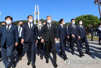 '尹 보란듯' 광주서 전두환 표지석 밟은 이재명…盧묘역도 참배
