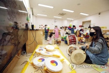 오감놀이하는 어린이집 원생들