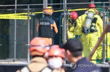 금천구 이산화탄소 누출 사고 현장 진입하는 소방대원들