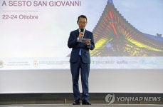 케이팝 페스티벌 축사하는 강영식 주밀라노 총영사