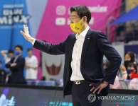 작전 지시하는 김완수 감독