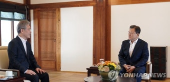 이재명 대선후보와 차담하는 문재인 대통령