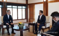 이재명 대선후보와 차담하는 문재인 대통령
