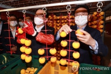 우수농산물 가공식품 생산 체험하는 김부겸 총리