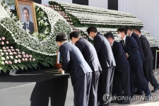 서울광장 합동분향소에 조문하는 오세훈 서울시장