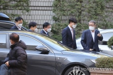 법정 입구 찾는 최신원