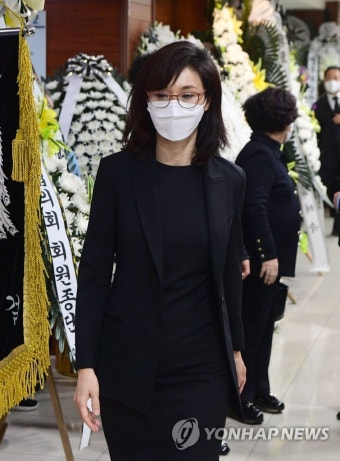 입관식 마치고 빈소로 향하는 노소영 아트센터 나비 관장