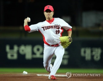 투구하는 윤중현