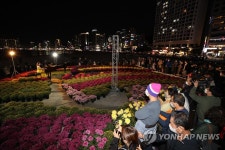 부산 민락수변공원 콘서트 즐기는 시민들