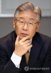연합뉴스와 인터뷰하는 더불어민주당 이재명 대선후보