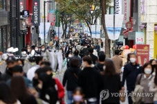일상회복 앞둔 명동 거리